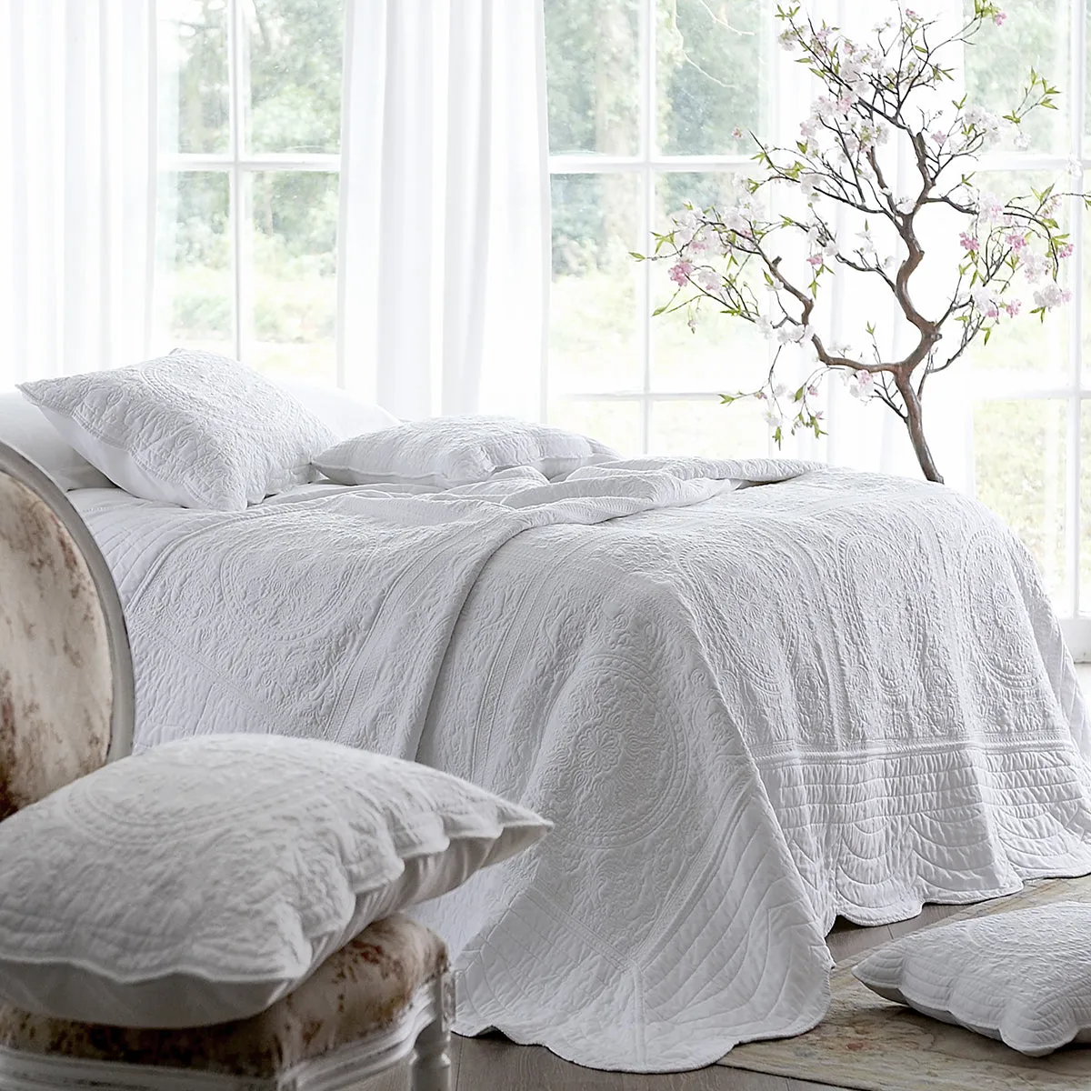 Athens White Quilted Bedspread Set