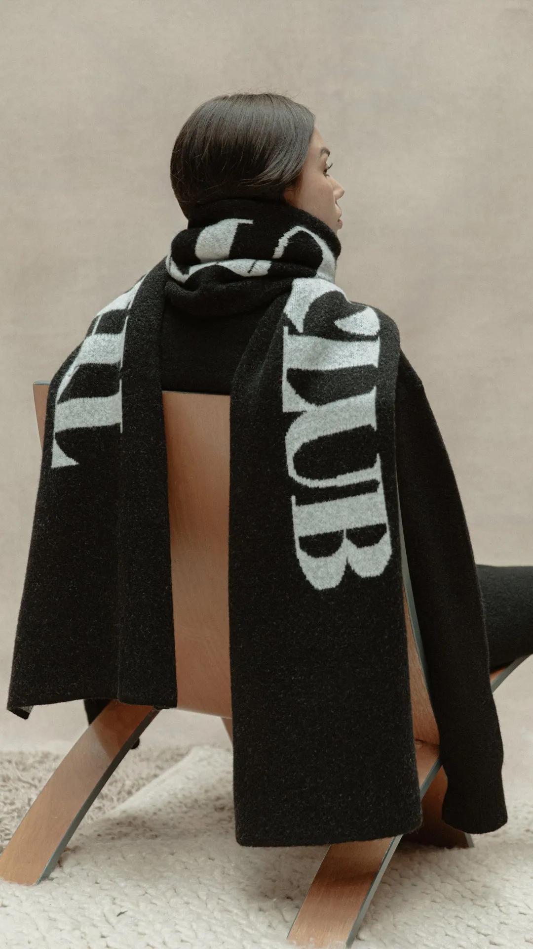 FLUFFY KNIT COPYRIGHT SCARF - BLACK