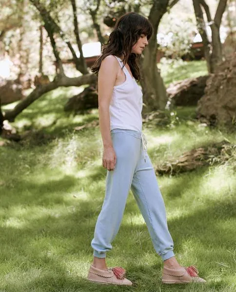 THE GREAT - The Cropped Sweatpant With Swan Graphic in Pale Blue